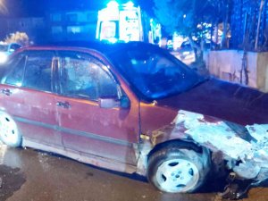 Yağmurlu Yolda Virajı Alamayarak Duvara Çarptı: 5 Yaralı