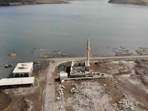 Kars’ta Sel Suları Boğazköy Camisinin Minaresi Yıktı