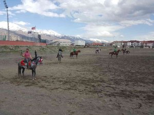Erzincan’da Ata Sporu Cirit Yaşatılıyor
