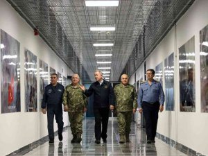 Bakan Akar Beraberindeki Tsk Komuta Kademesi İle Kara Kuvvetleri Harekat Merkezi’nde Pençe Kilit Operasonu’nu Takip Etti