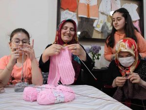 Nineler Ve Torunları Birlikte Örgü Yapıyor