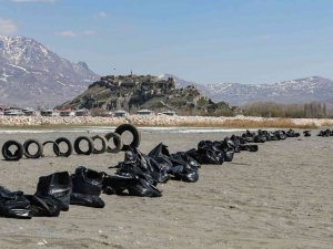 Van Gölü Sahilinde 45 Ton Çöp Toplandı