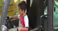 7 yaşındaki çocuk iş makinesi kullandı VİDEO İZLE