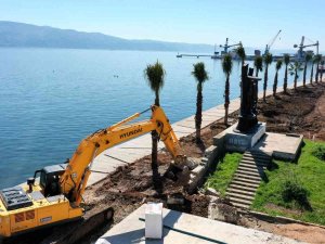 Atalar Sahil Parkında Çevre Düzenlemesi Yapılıyor