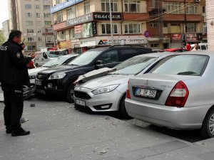 Binadan Kopan Parçalar Araçların Üzerine Böyle Düştü