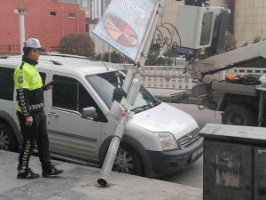 Rüzgar, Elektrik Direğini Devirdi