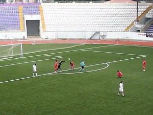 Kırmızı Kart Görünce, Hakeme Top Fırlattı