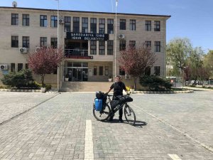 Bisikletle Dünyayı Geziyor