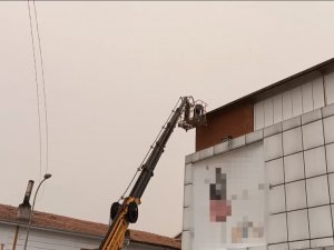 Şiddetli Rüzgar, Mandıraların Çatılarını Uçurdu
