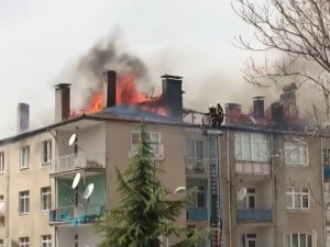 Tokat’ta Apartmanın Çatısı Alevlere Teslim Oldu