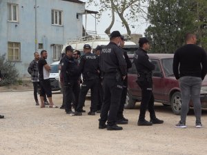 Evini Terk Eden Komşularının Eşyalarını Sokağa Atıp Ateşe Verdiler