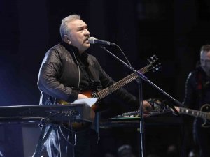 Muazzez Ersoy Ve Ümit Besen Sincan’da Konser Verdi
