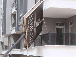 Aksaray’da Kuvvetli Rüzgar Toz Bulutu Oluşturdu, Tabelaları Devirdi