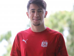 Sivasspor’un Genç Futbolcusu Özkan: “Kupada Finale Çıkmak İstiyoruz”