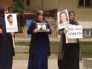 Hdp Önündeki Ailelerin Evlat Nöbetine 284’ncü Aile Katıldı