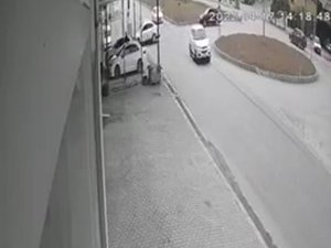 Elazığ’da İki Otomobilin Çarpışması Güvenlik Kamerasına Yansıdı