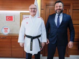 Vali Ve Belediye Başkanı Karate Kıyafeti Giydi