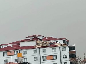 Yozgat’ta Şiddetli Fırtına Etkili Oldu, Çok Sayıda Binanın Çatısı Uçtu