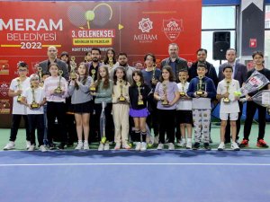 Meram’da Şampiyon Raketler Kupalarını Aldı