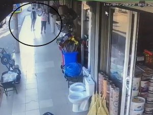 Kadın Konuşurken Telefonunu Çaldı