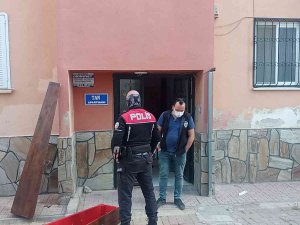 Evinde Asılı Halde Bulundu