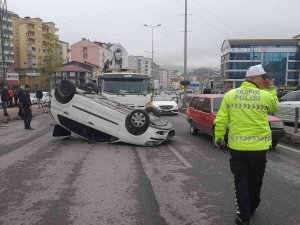 Çarpışan Otomobillerden Biri Takla Attı: 1 Yaralı