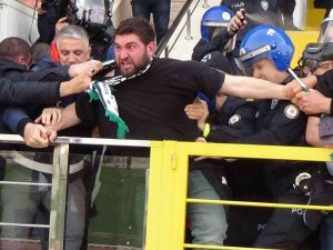 Play-off Maçında Taşlar Havada Uçuştu: 4 Yaralı