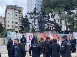 Kadıköy Kozyatağı’nda Şemsettin Günaltay Caddesi Üzerindeki Bir İnşaatta Çalışma Esnasında Göçük Meydana Geldi. Yan Binada Mahsur Kalan Vatandaşların Tahliye Çalışmaları Devam Ediyor.