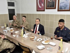 Vali Taşbilek, Orucunu Mehmetçikle Açtı