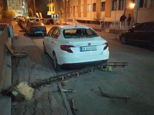 Sivas’ta Fırtına Hayatı Felç Etti