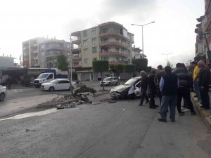Aydınlatma Direğine Çarpan Otomobilin Sürücüsü Yaralandı