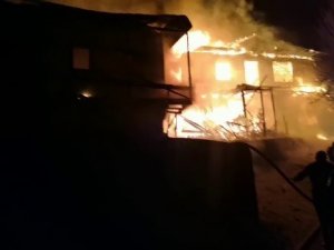 Alevler Geceyi Aydınlattı, 4 Ahşap Ev Yanarak Kül Oldu