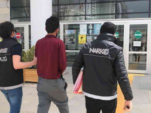 Elazığ’da Uyuşturucu Satarken Suçüstü Yakalanan Şüpheli Adliyeye Sevk Edildi