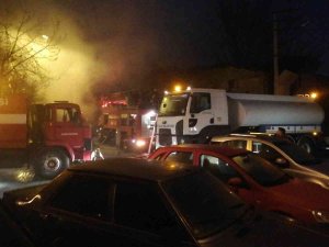 Tavşanlı’daki Yangında 2 Katlı Tarihi Ahşap Bina Kül Oldu