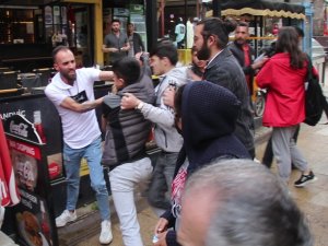 Şehir Eşkıyaları Önce Çocuğu Ardından Araya Giren Esnafı Tekme Tokat Dövdü