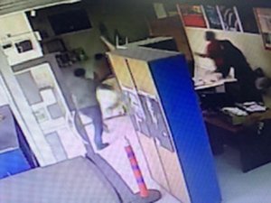 Doktor, Kargo Firması Çalışanlarını Darp Etti