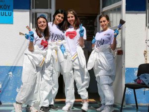 Öğrenciler Gönüllü Oldu Köy Okulunu Yeniledi