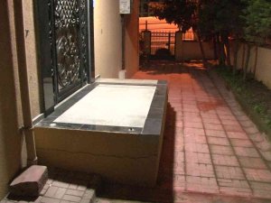 Kartal’da Bir Hırsız, Apartman Girişindeki Demir Korkulukları Parçalayarak Çaldı