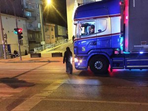 Kulu’da Trafik Işıklarında Dilenenler Canlarını Tehlikeye Atıyor