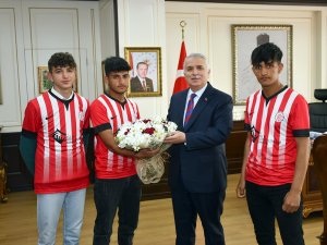 Dereceye Giren Sporcular Madalyalarını Taktı