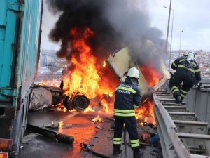 Makaslayan Tır Alev Alev Yandı, Tem Otoyolu 2 Saat Trafiğe Kapandı