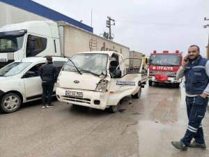 Kamyonet Park Halindeki Tıra Çarptı: 1 Yaralı