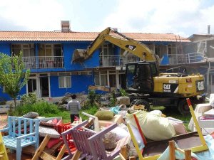 Turizm Bölgesinde Sit Alanında Bulunan Otel Belediye Tarafından Yıkıldı