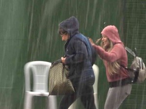 Güneşe Aldanan Vatandaşlar Yağmura Hazırlıksız Yakalandı