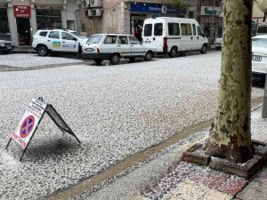 Fındık Büyüklüğünde Yağan Dolu İlçeyi Beyaza Bürüdü