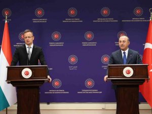Bakan Çavuşoğlu’ndan İ̇sveç’te Kur’an-ı Kerim’in Yakılmasına Tepki