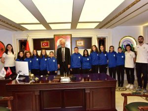 Bozüyük’ün Gururu Başarılı Voleybolculardan Başkan Bakkalcıoğlu’na Ziyaret