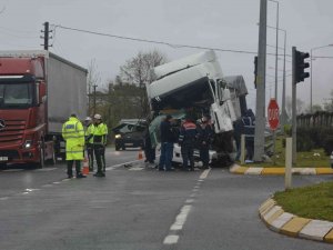 Su Yüklü Tır Işıklarda Duramayarak Önündeki Tıra Çarptı: 1 Yaralı
