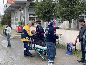 Hafif Ticari Araç Otomobille Kafa Kafaya Çarpıştı: 2 Yaralı