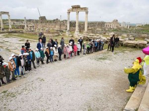 Öğrenciler, Turizm Haftasında Tarihi Yerleri Gezdi